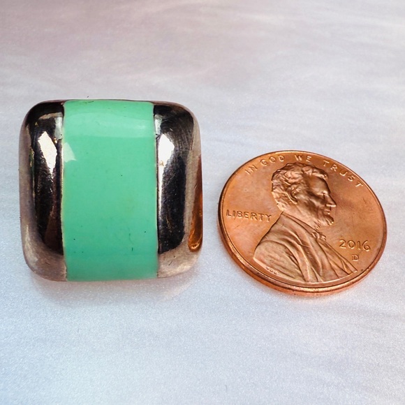 Vintage Silvertone and mint green pierced earrings - Picture 5 of 6